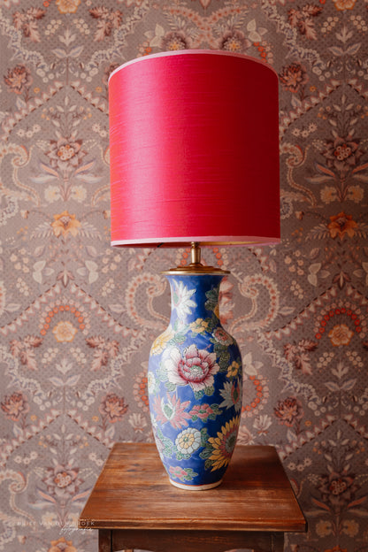 Blauwe lampenvoet met gekleurde bloemen