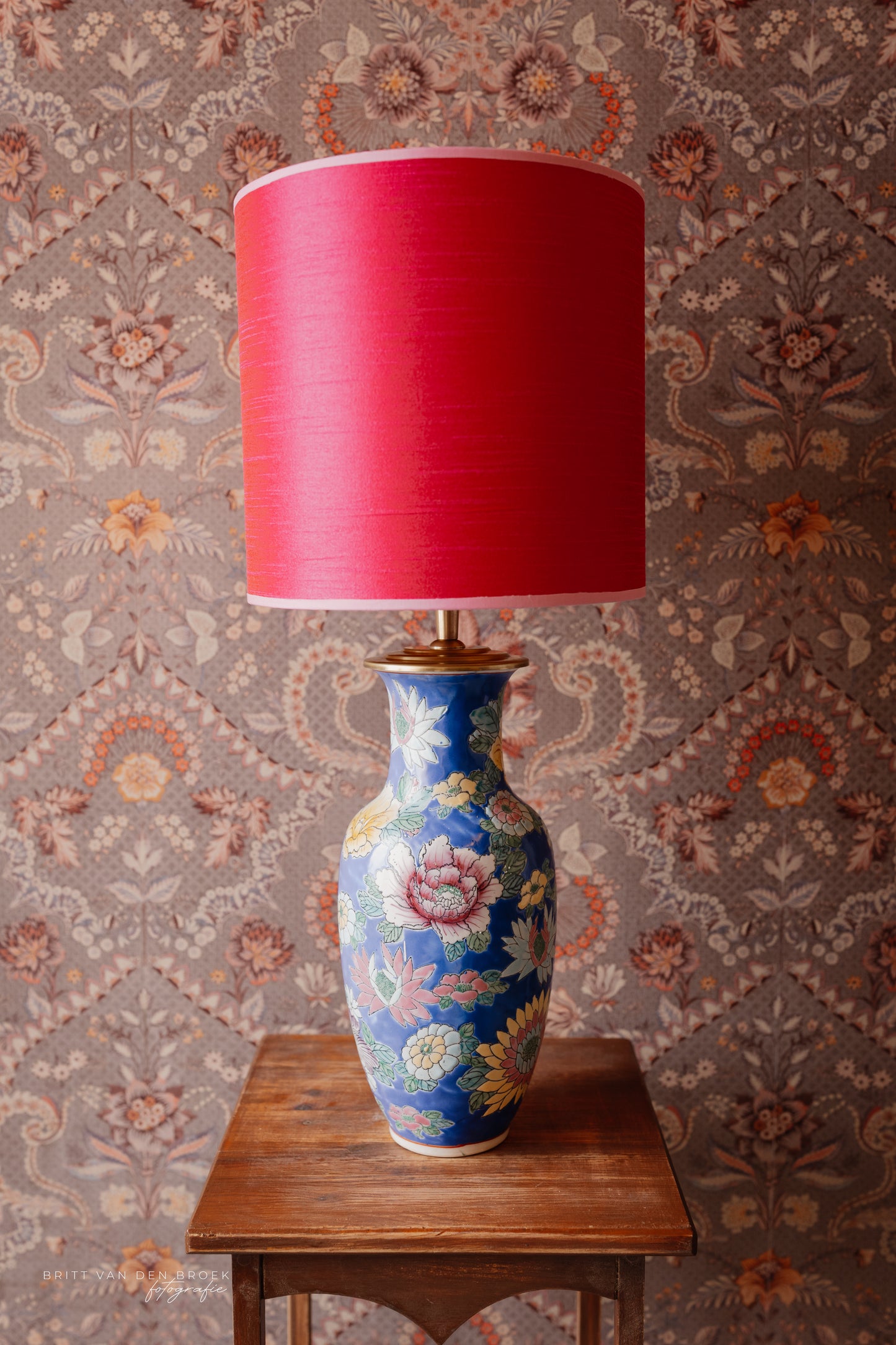 Blauwe lampenvoet met gekleurde bloemen