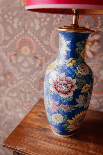 Blauwe lampenvoet met gekleurde bloemen