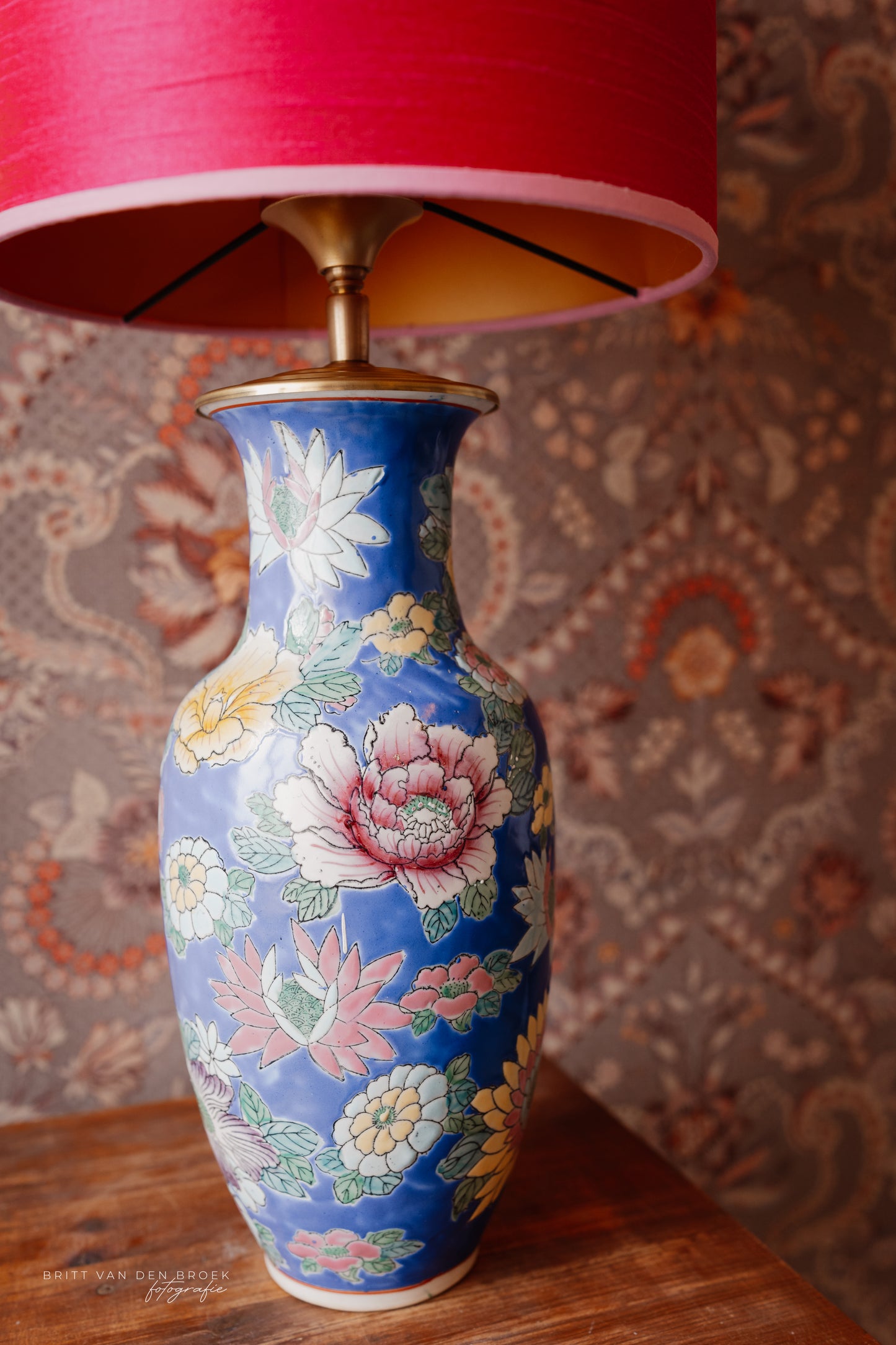 Blauwe lampenvoet met gekleurde bloemen