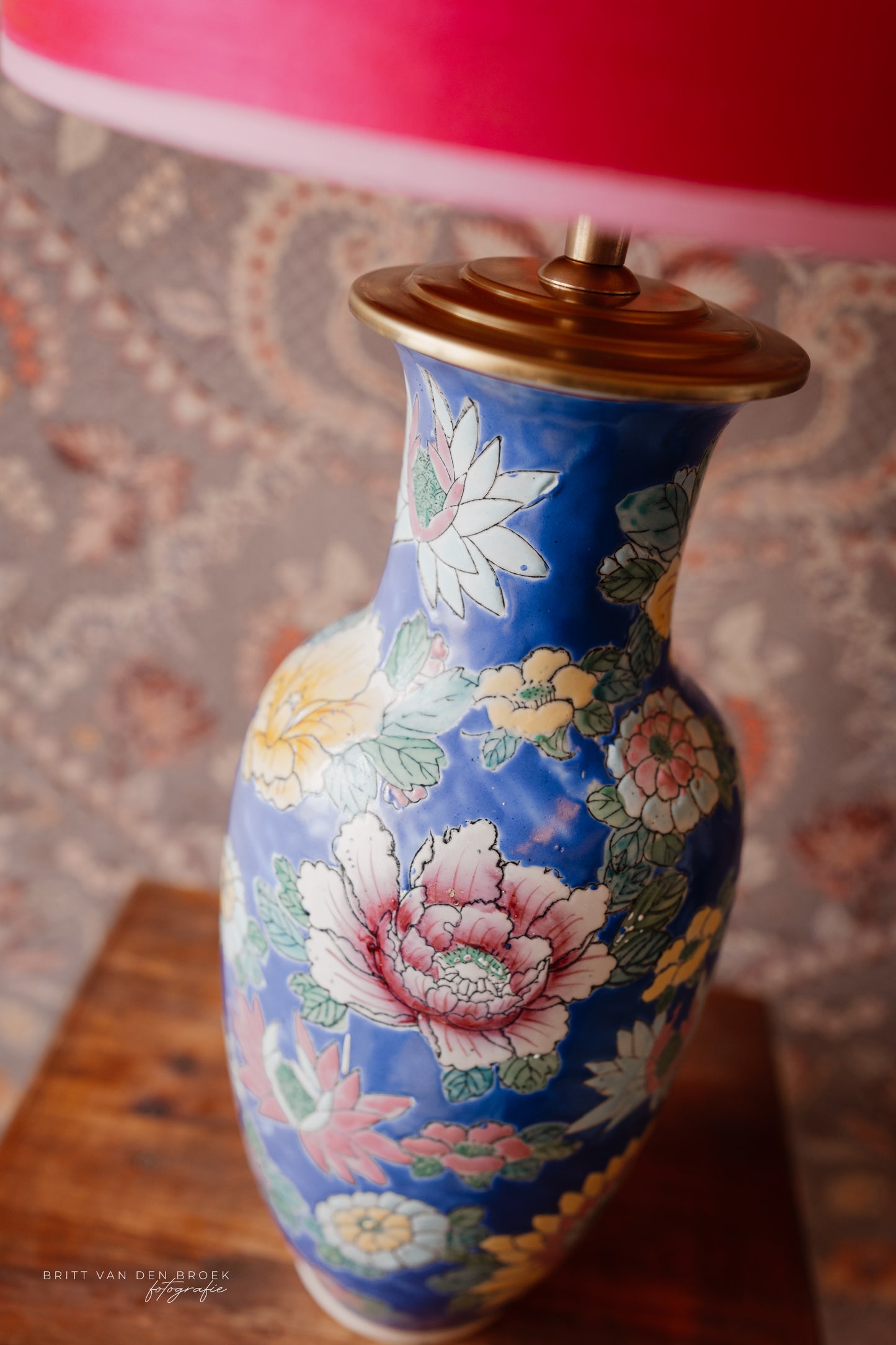 Blauwe lampenvoet met gekleurde bloemen