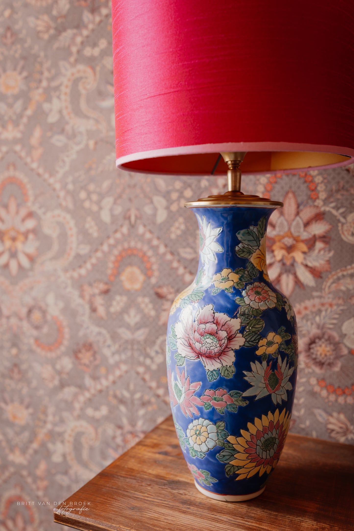 Blauwe lampenvoet met gekleurde bloemen