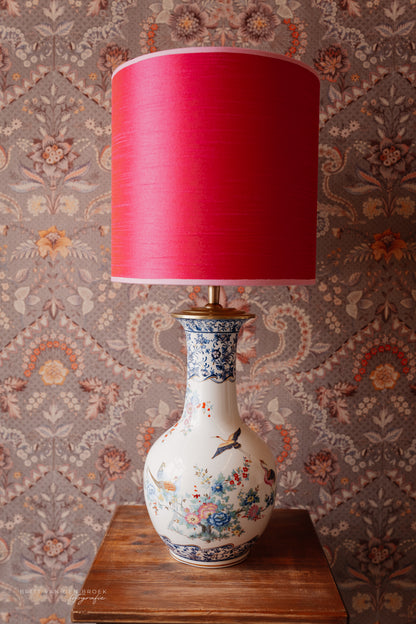 Witte lampenvoet met vogels en bloemen
