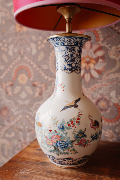 Witte lampenvoet met vogels en bloemen