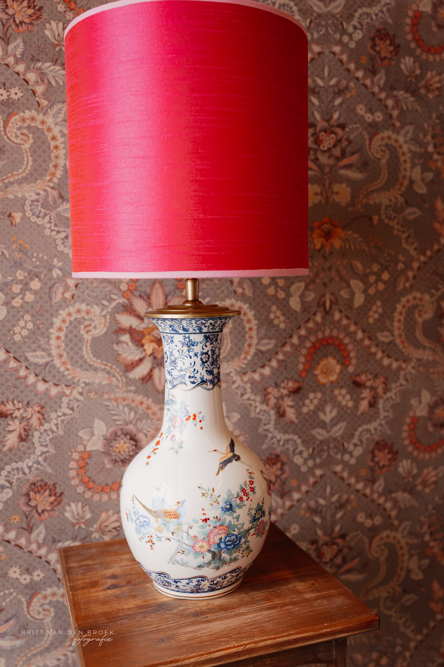 Witte lampenvoet met vogels en bloemen