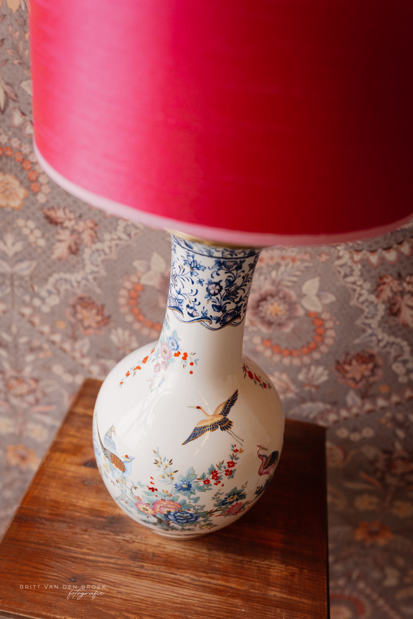 Witte lampenvoet met vogels en bloemen