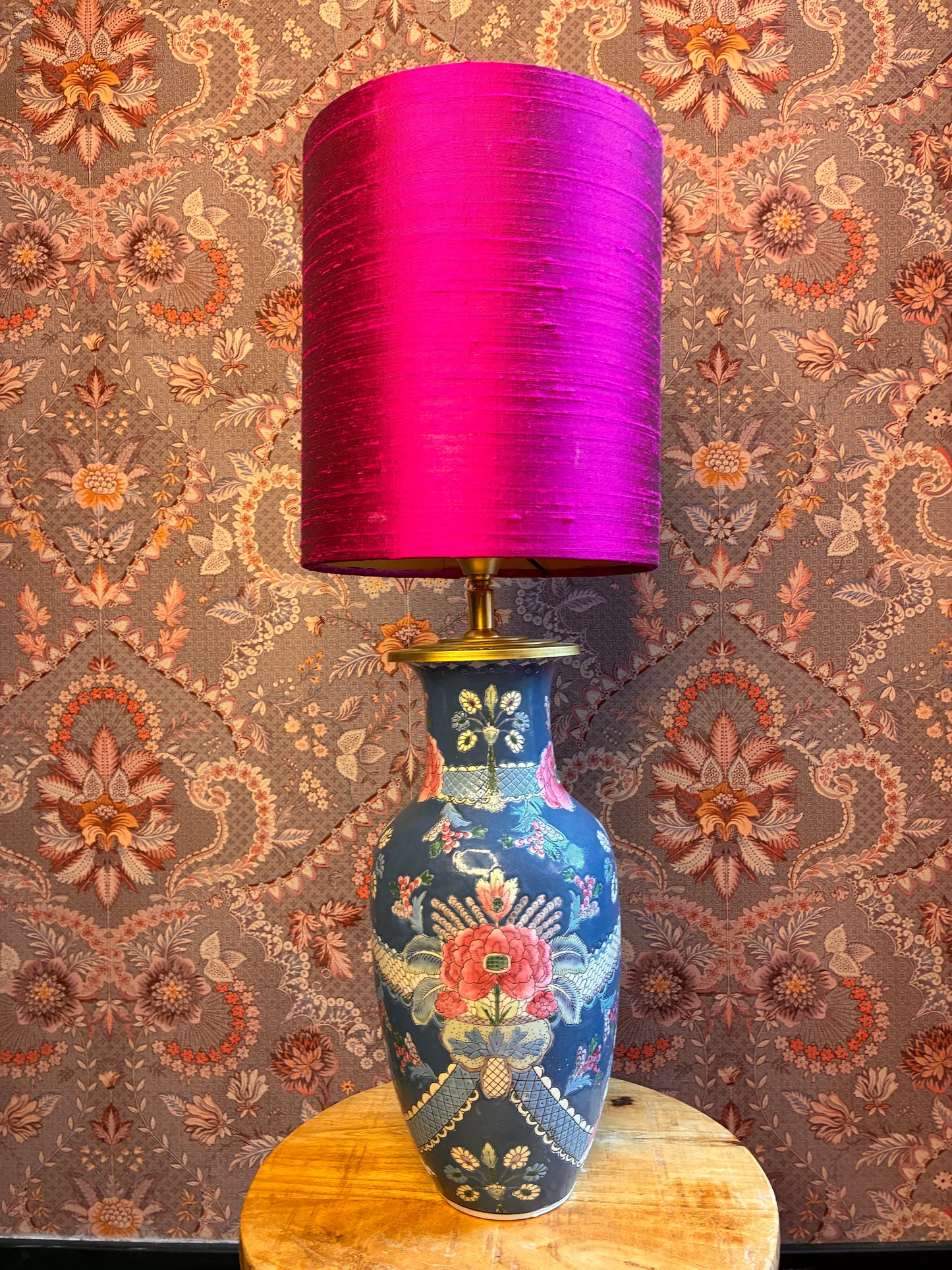 Blauwe lampenvoet met roze bloemen