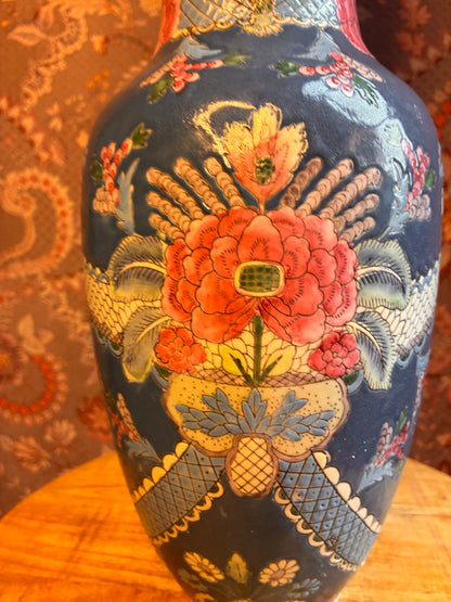 Blauwe lampenvoet met roze bloemen