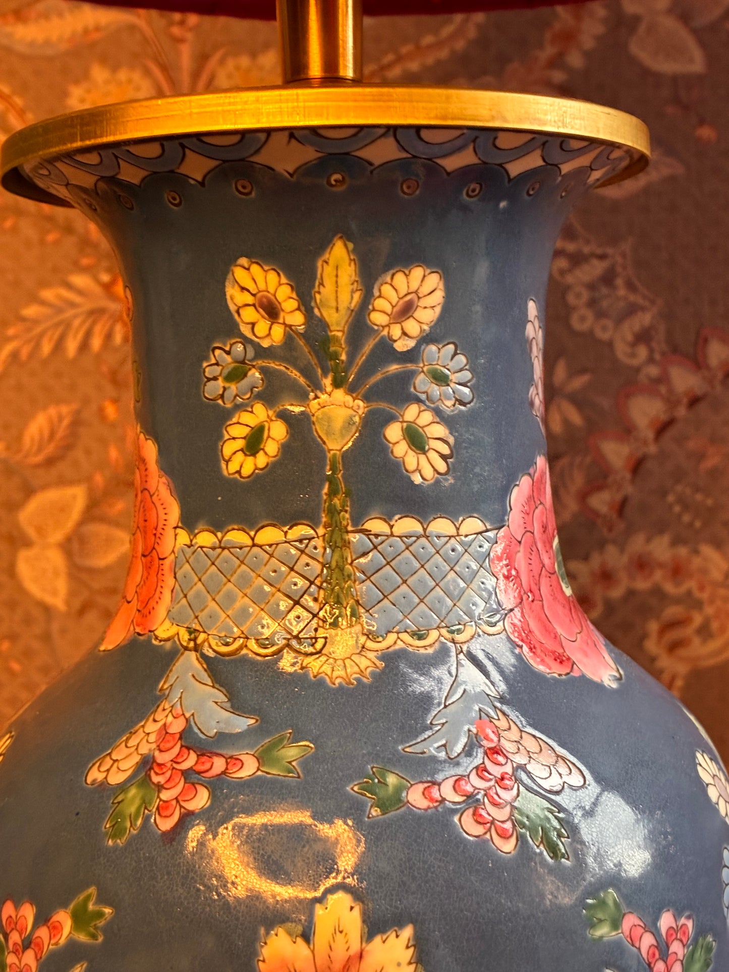 Blauwe lampenvoet met roze bloemen