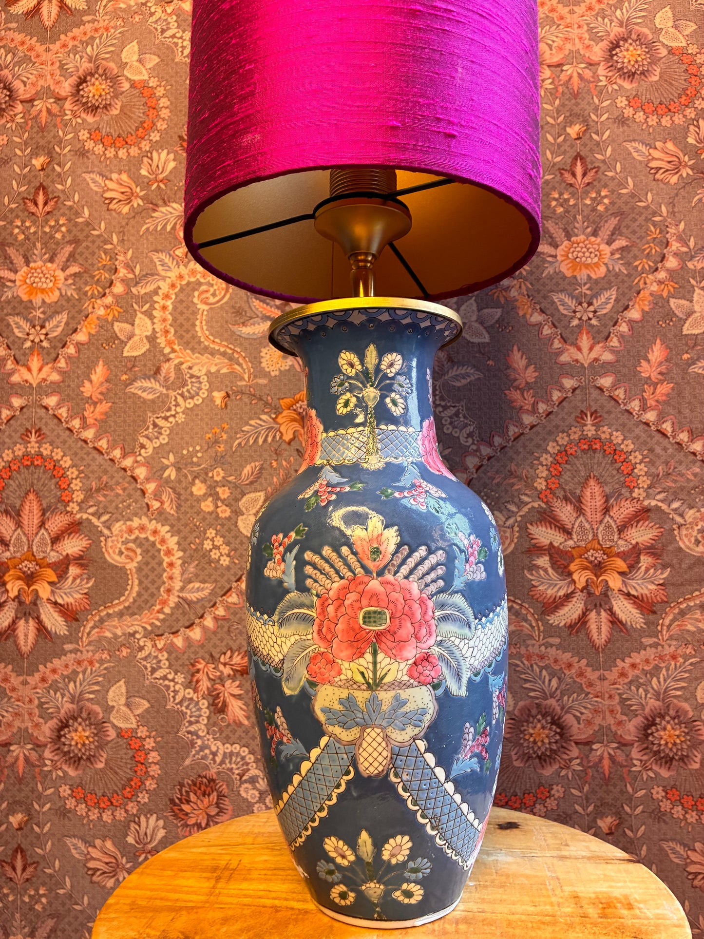 Blauwe lampenvoet met roze bloemen