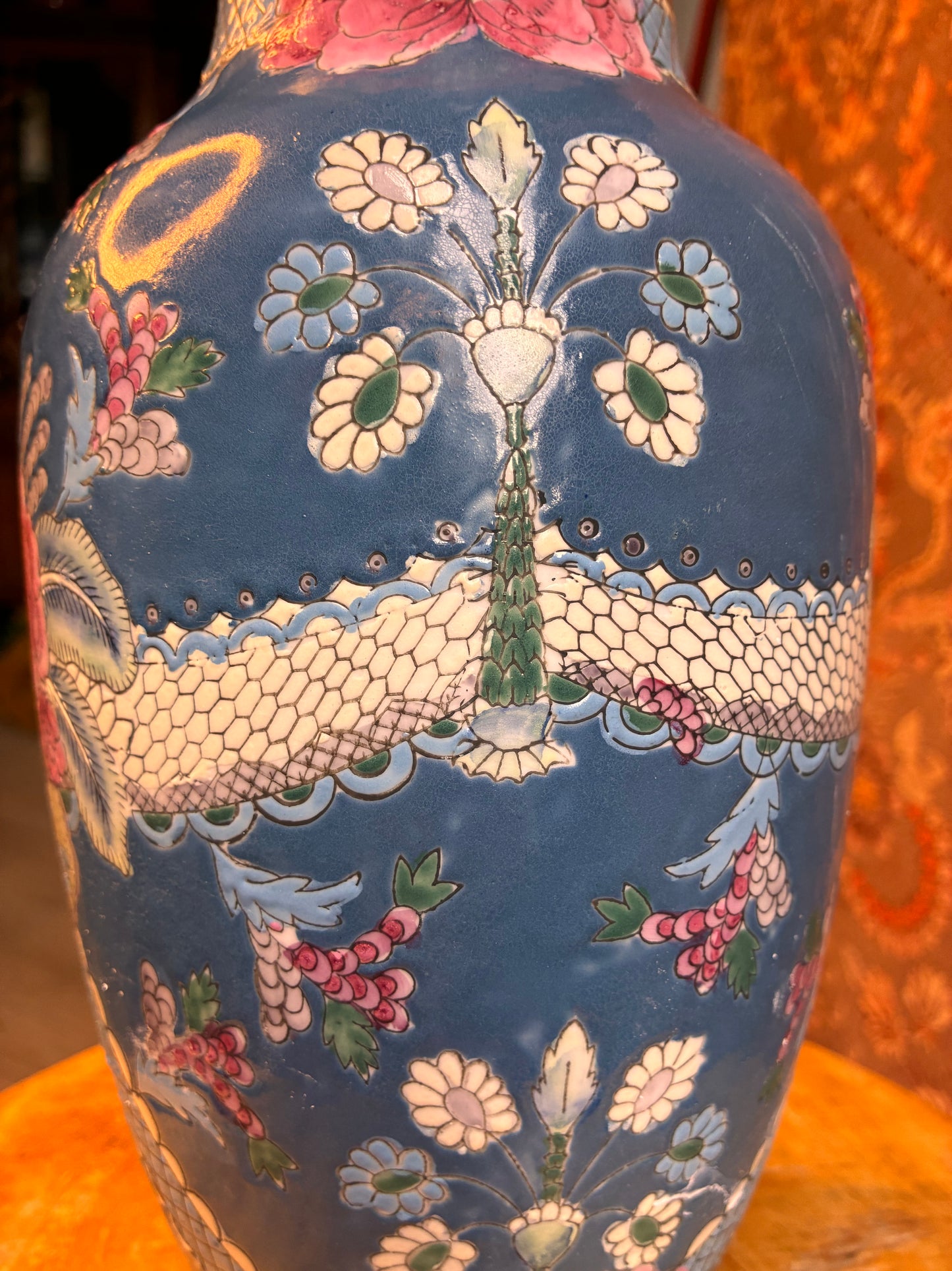 Blauwe lampenvoet met roze bloemen