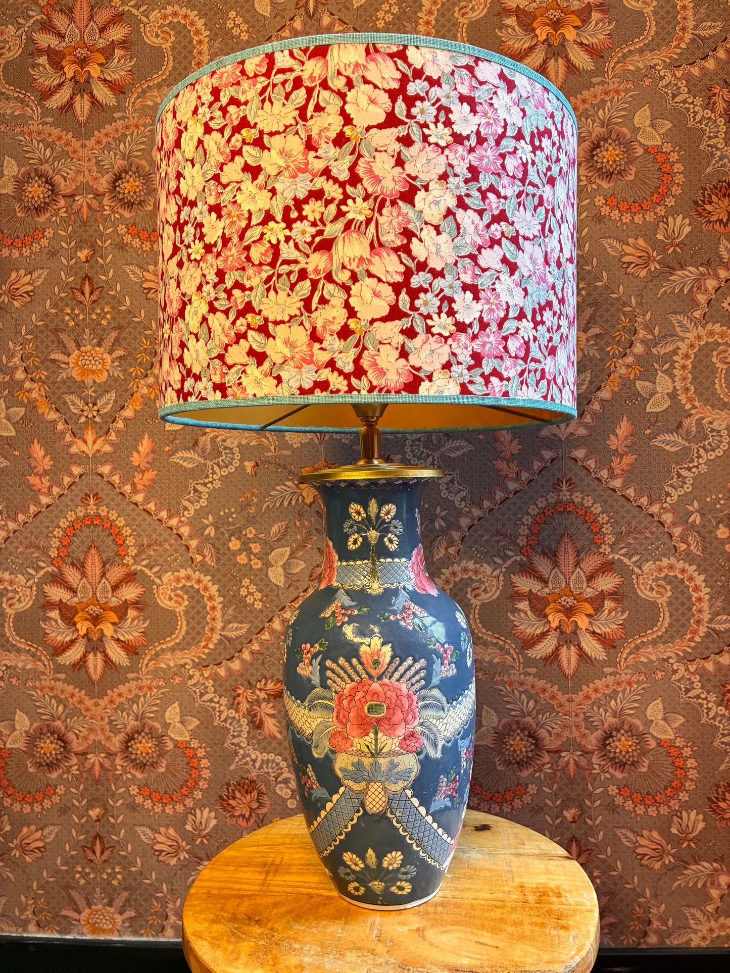 Blauwe lampenvoet met roze bloemen