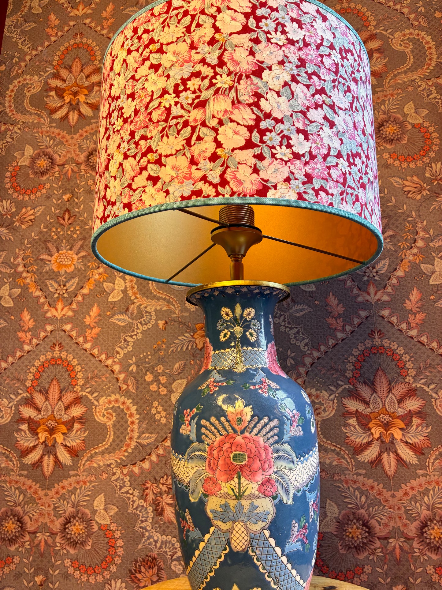 Blauwe lampenvoet met roze bloemen