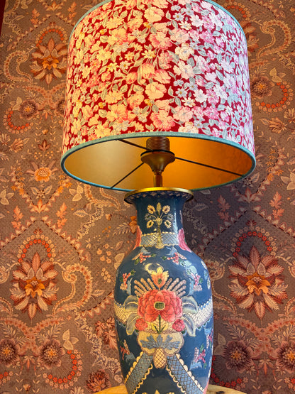 Blauwe lampenvoet met roze bloemen