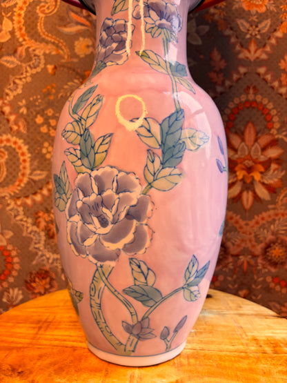 Lichtroze lampenvoet met bloemen