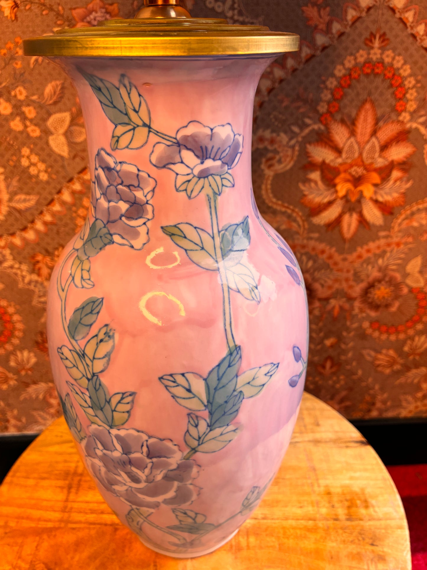 Lichtroze lampenvoet met bloemen