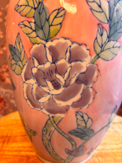 Lichtroze lampenvoet met bloemen