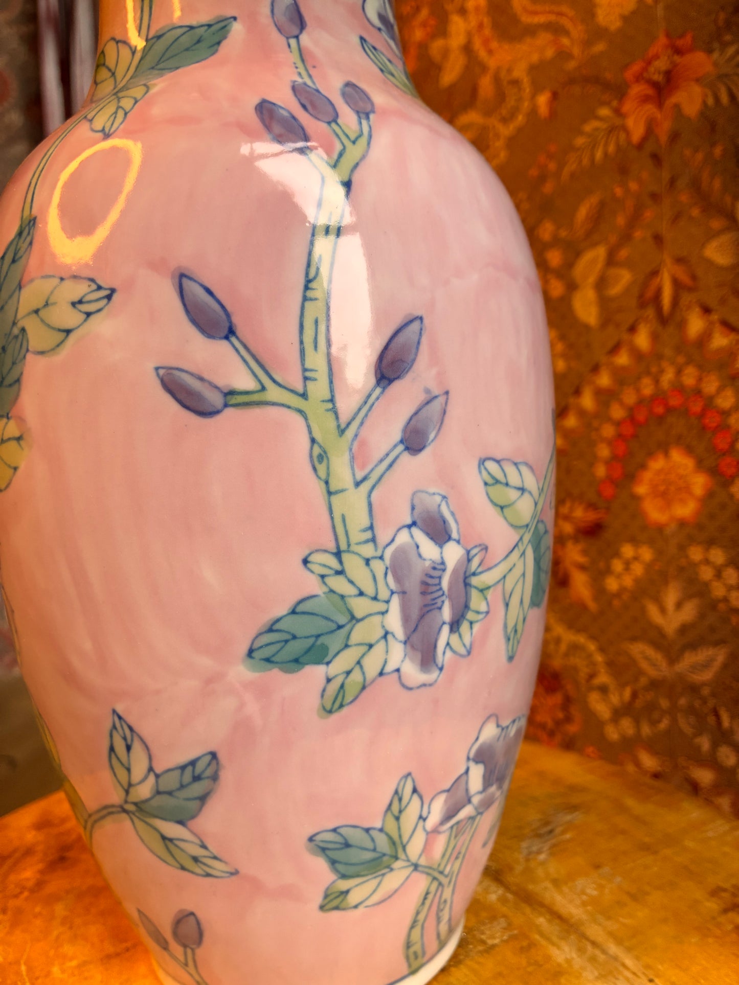 Lichtroze lampenvoet met bloemen