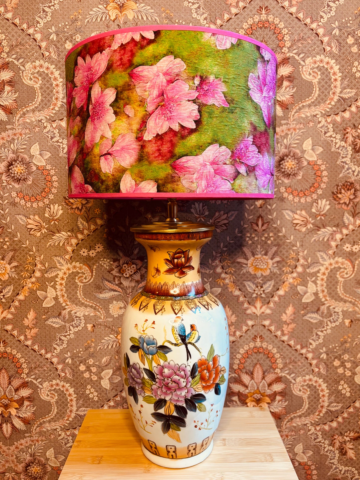 Grote lampenvoet met bloemen en vogels