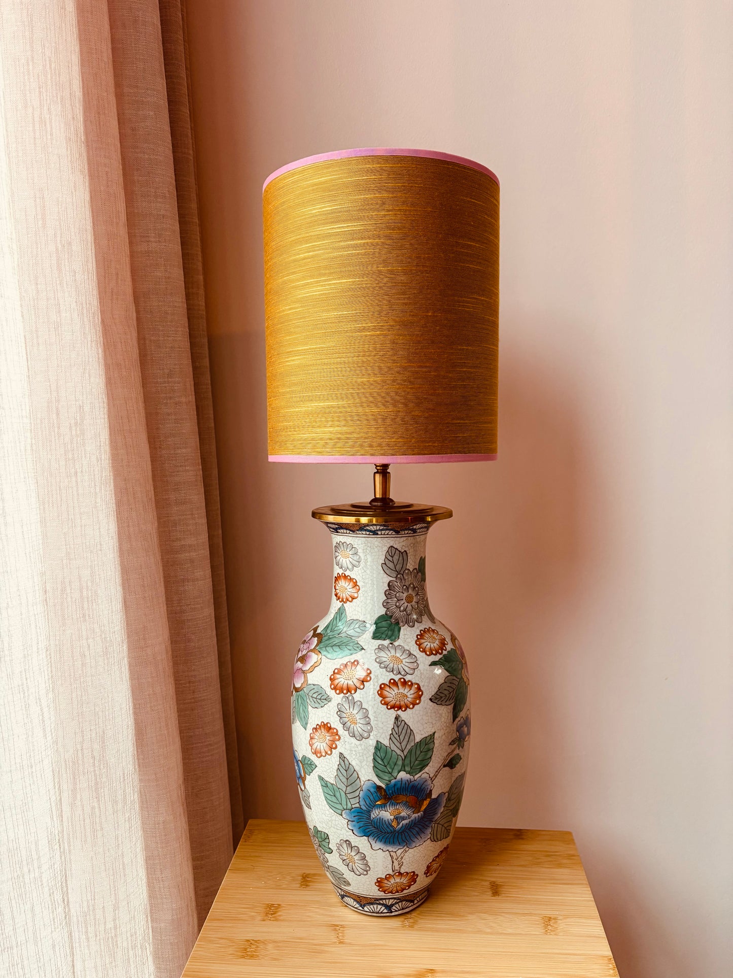 Grote lampenvoet met bloemen