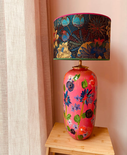 Roze lampenvoet met bloemen