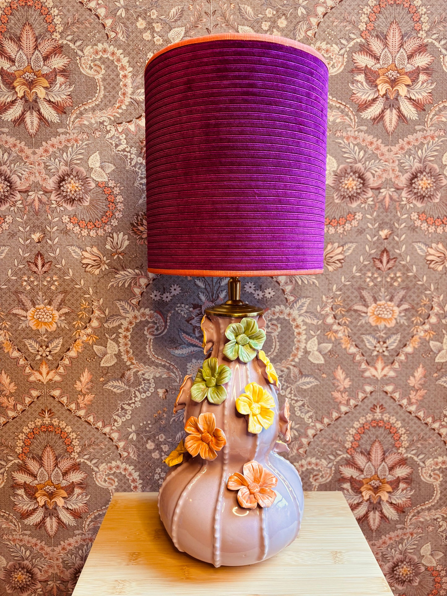 Roze bloemenlampenvoet