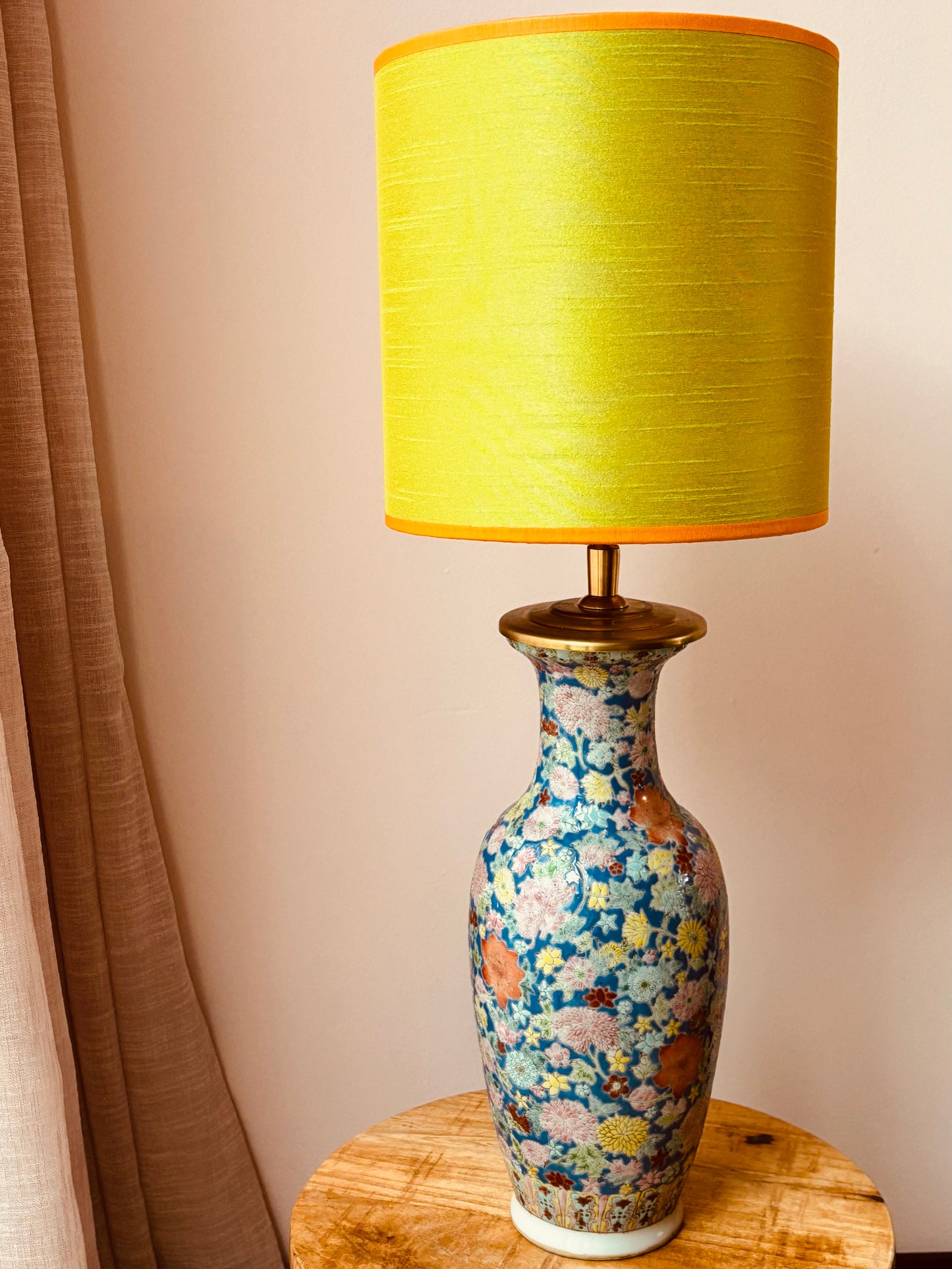 Blauwe lampenvoet met gekleurde bloemen