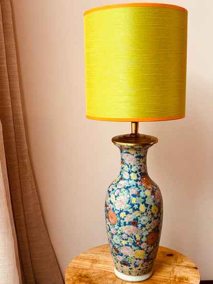 Blauwe lampenvoet met gekleurde bloemen