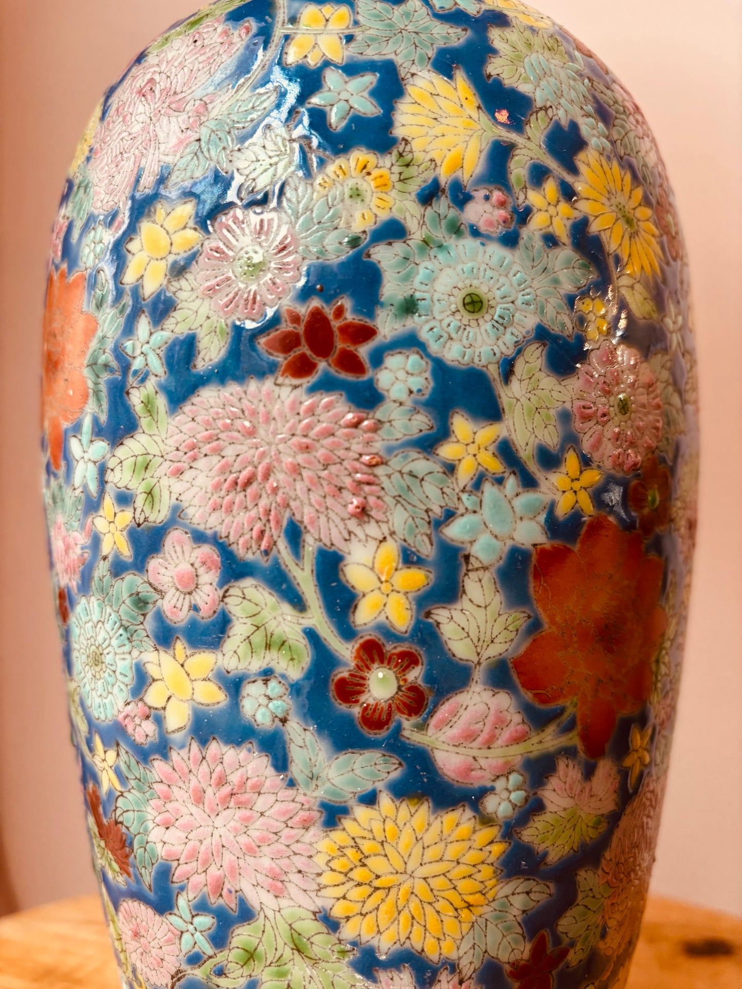 Blauwe lampenvoet met gekleurde bloemen