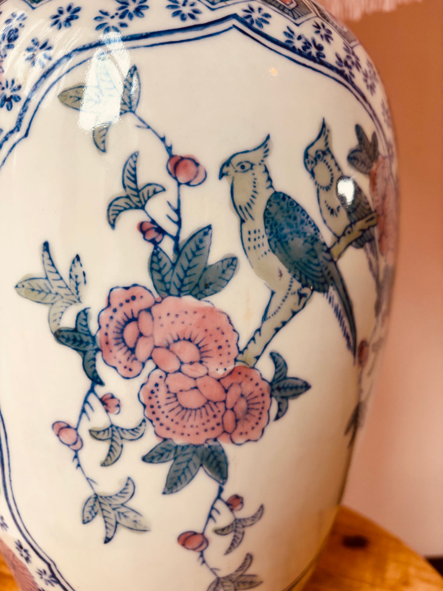 Grote lampenvoet met vogels en bloemen