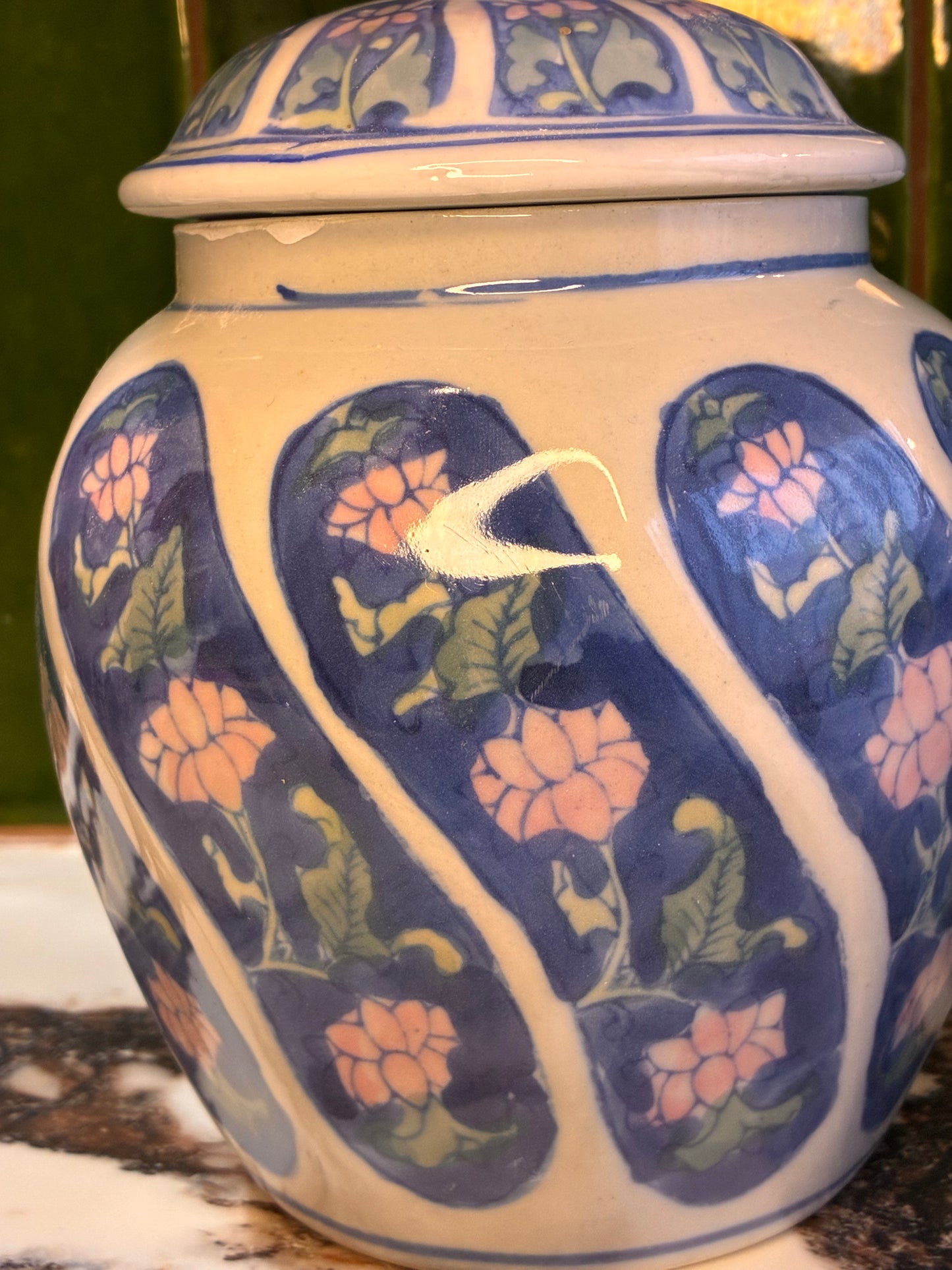 Gemberpotlampenvoet (links)