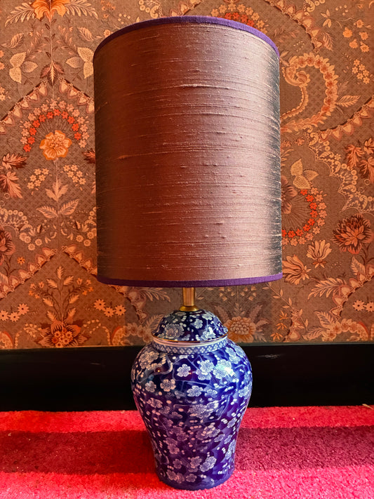 Blauwe lampenvoet met witte bloemen