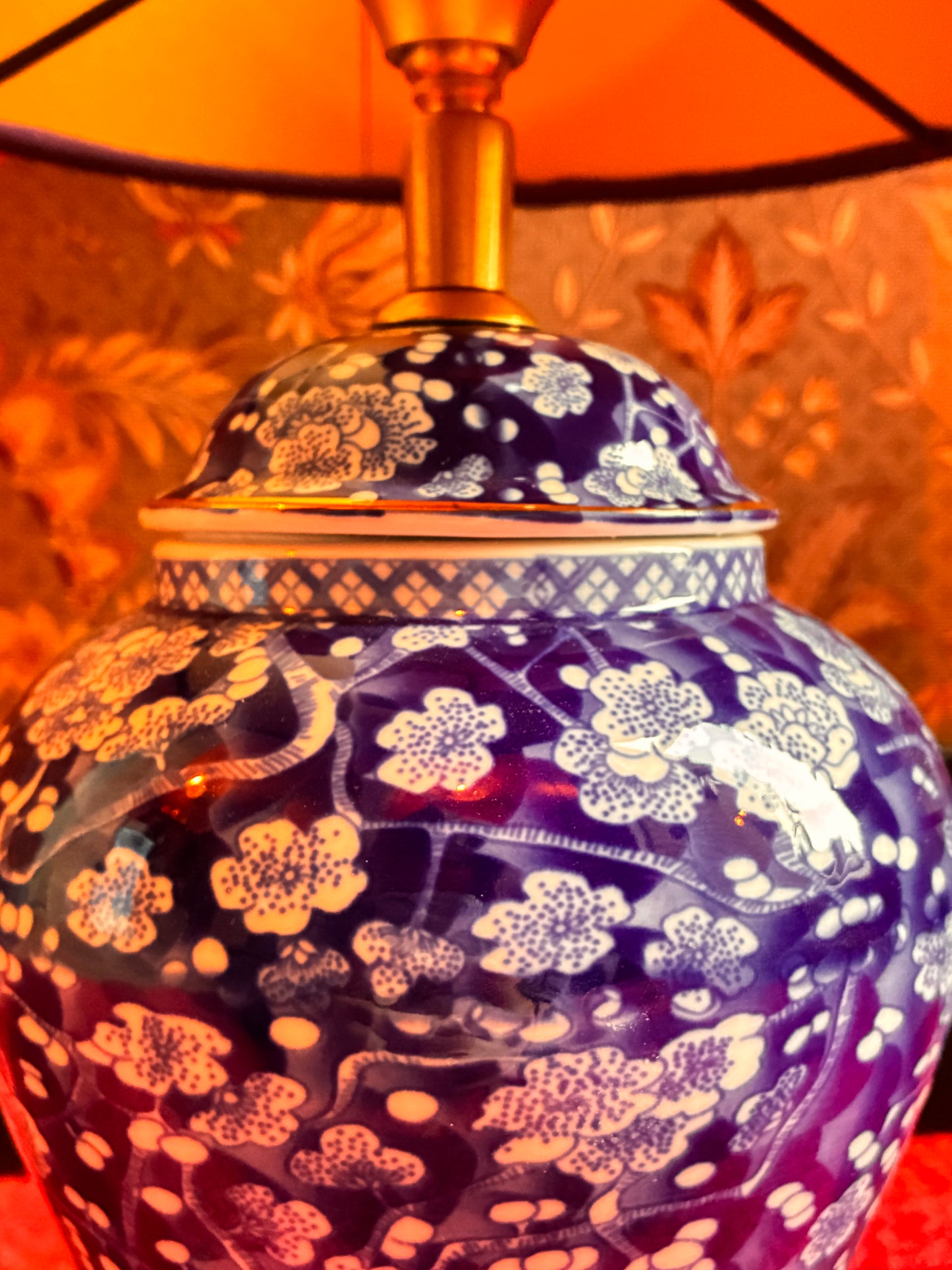 Blauwe lampenvoet met witte bloemen