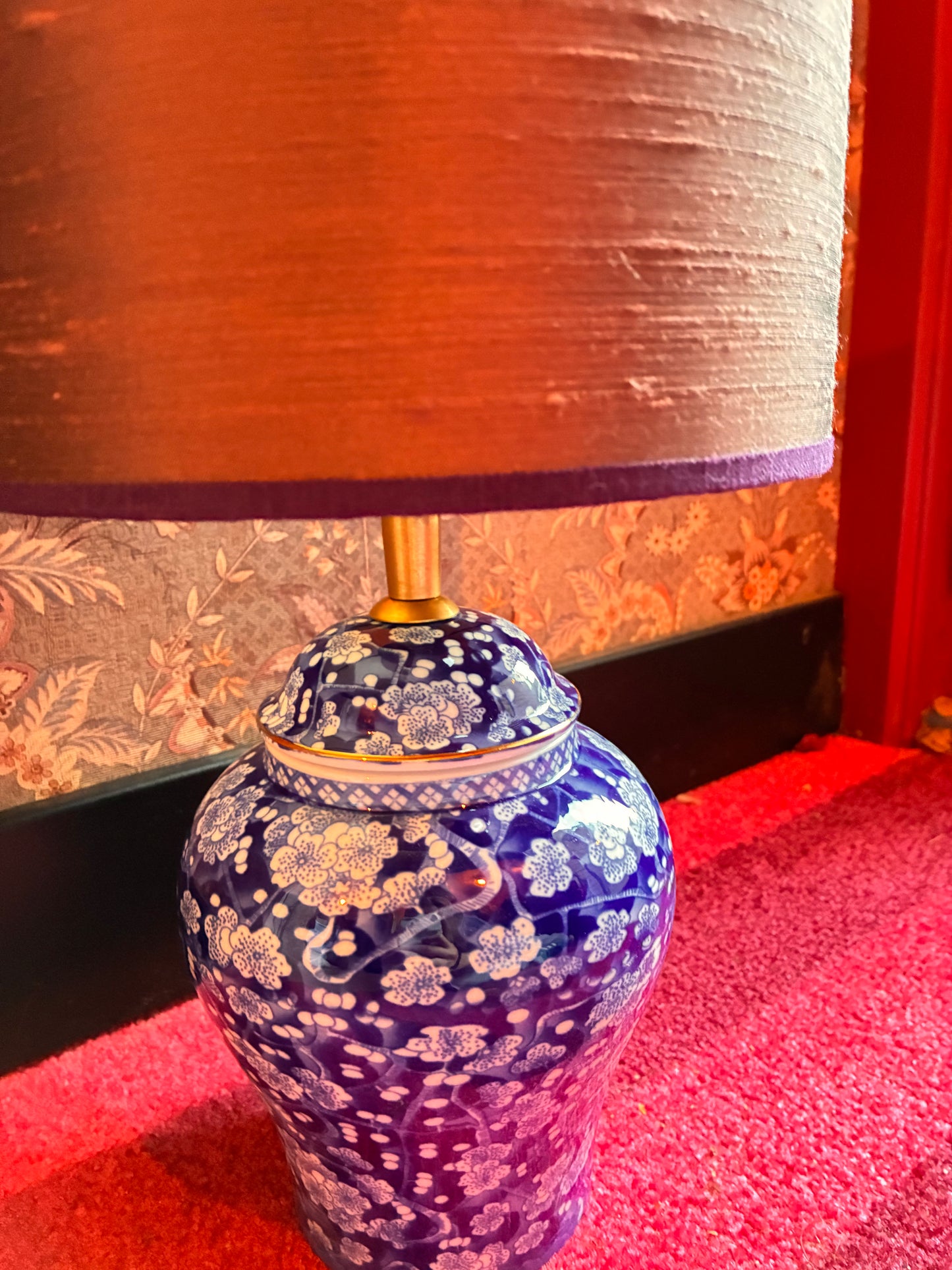 Blauwe lampenvoet met witte bloemen