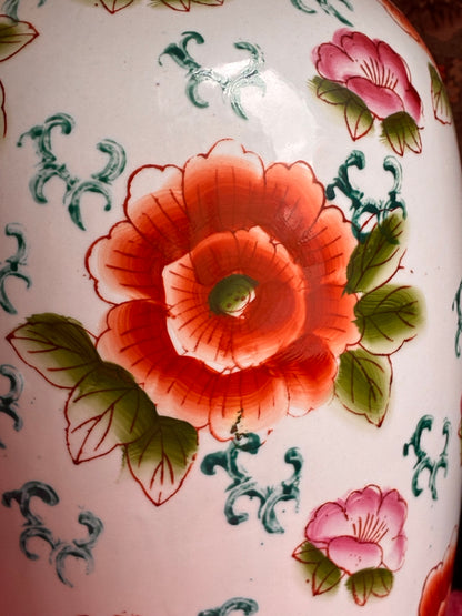 Grote witte, gebloemde lampenvoet