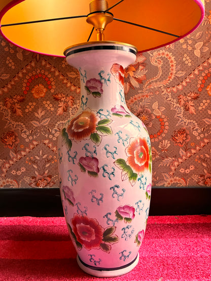 Grote witte, gebloemde lampenvoet