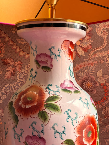 Grote witte, gebloemde lampenvoet
