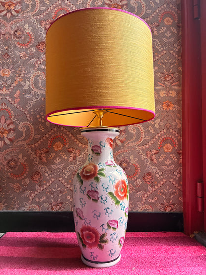 Grote witte, gebloemde lampenvoet