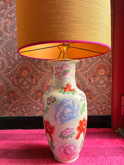 Grote gebloemde lampenvoet