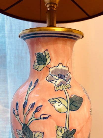 Roze lampenvoet met bloemen