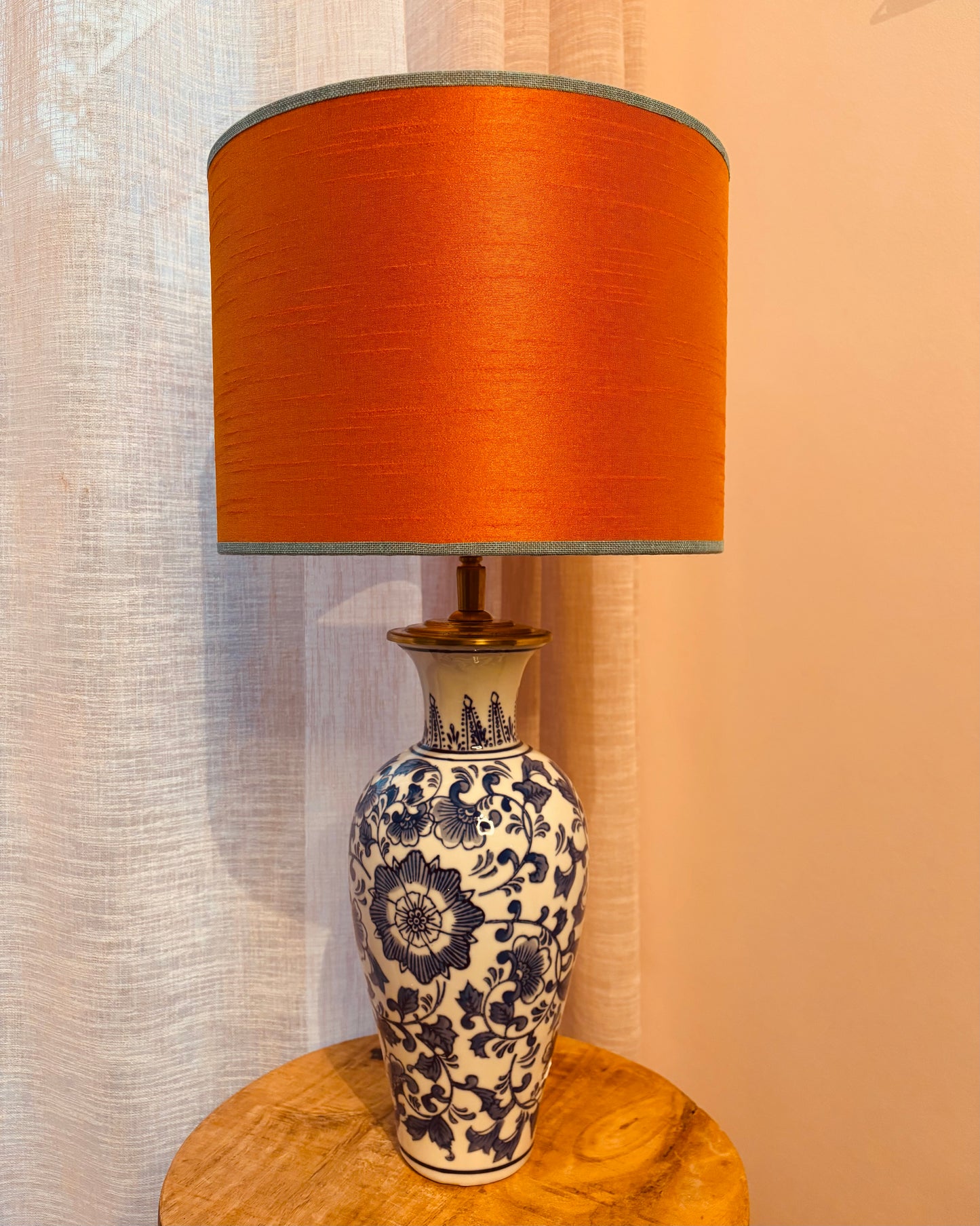 Blauw met witte lampenvoet