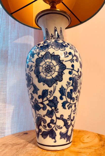 Blauw met witte lampenvoet