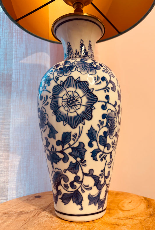 Blauw met witte lampenvoet