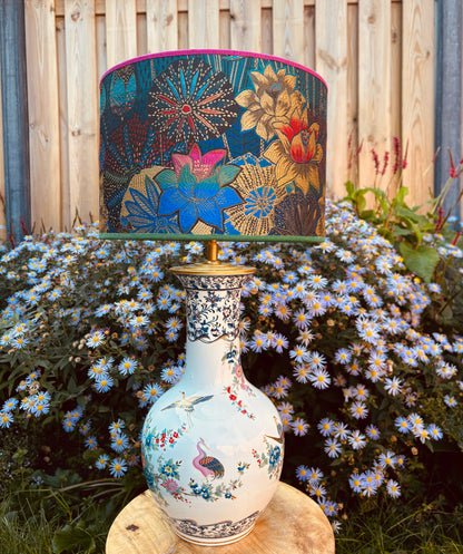 Witte lampenvoet met vogels en bloemen