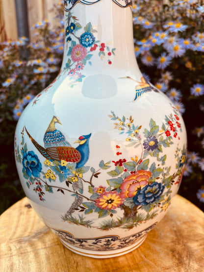 Witte lampenvoet met vogels en bloemen