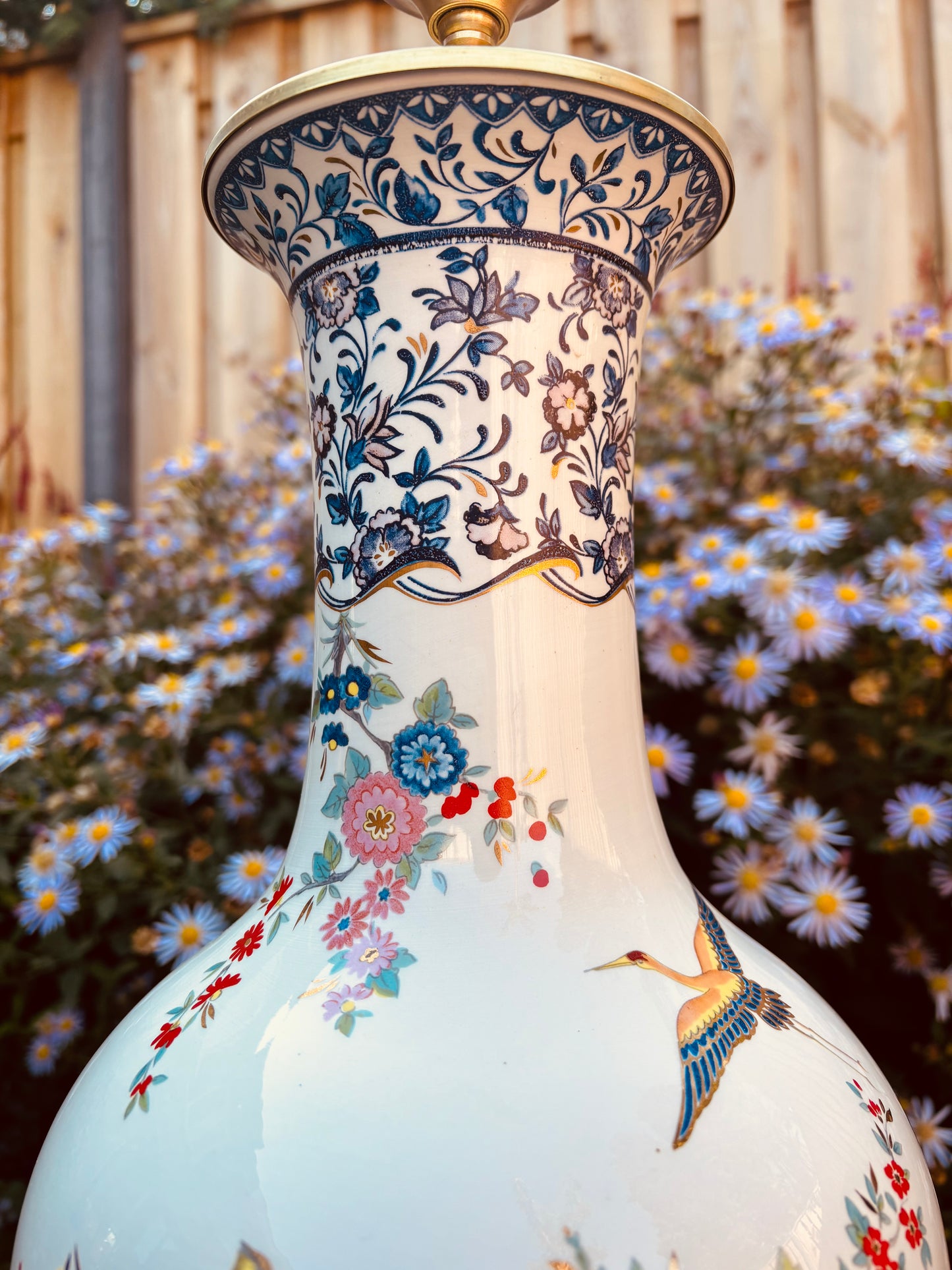 Witte lampenvoet met vogels en bloemen