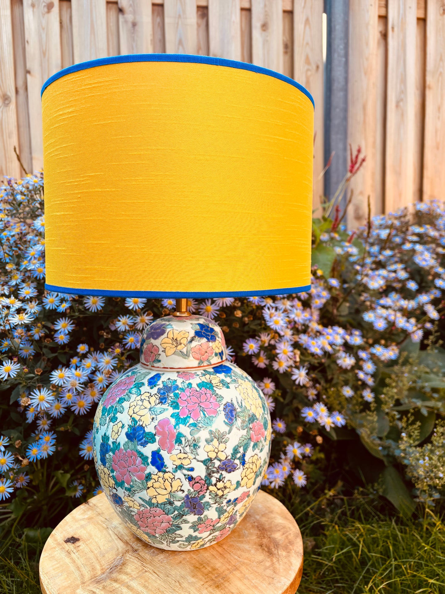 Dekselvaaslamp met bloemen