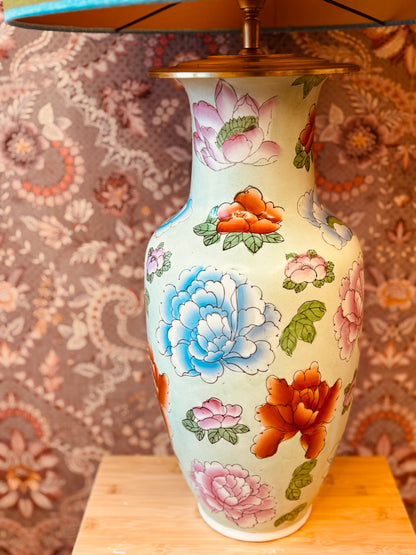 Grote gebloemde lampenvoet