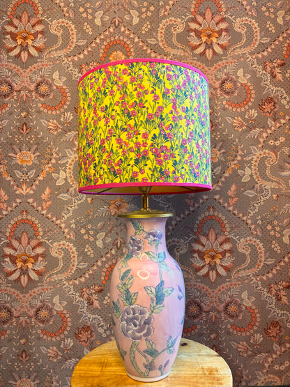 Lichtroze lampenvoet met bloemen