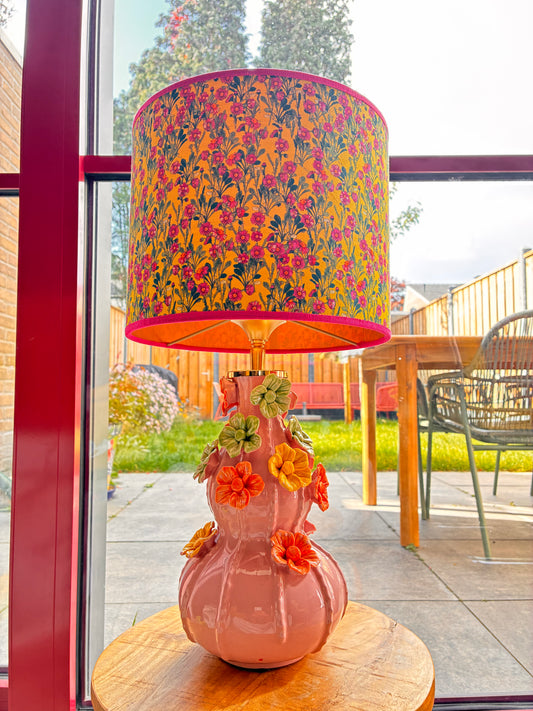 Roze bloemenlampenvoet